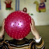 L'autisme infantile précoce touche environ 270 enfants par an en Suisse (archives). KEYSTONE/AP CHINATOPIX